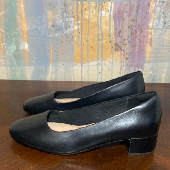 Clarks Women's Sheer Rose Black Leather Block Heel Court Shoes size 10M - Picture 1 of 7